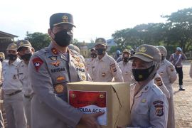 Kapolda Aceh salurkan bantuan bansos kepada pekerja harian lepas