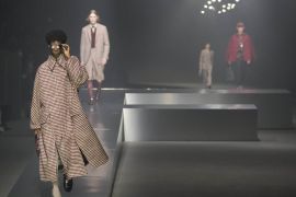Fendi pamerkan siluet feminin di Milan Men's Fashion Week