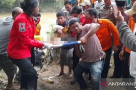 Usai ditemukan jasad murid SD diserang buaya di Agam langsung dimakamkan