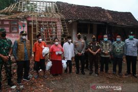 Plt. Bupati Probolinggo berikan bantuan korban angin puting beliung