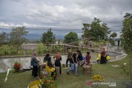 Kafe di Tengah Kawasan Persawahan Porame