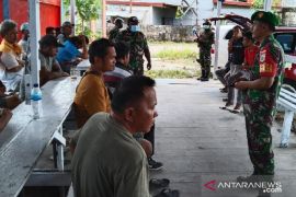 Babinsa Koramil Sarmi komunikasi sosial dengan komunitas sopir rental