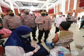 Kapolda Jatim tinjau  vaksinasi berhadiah di Pamekasan