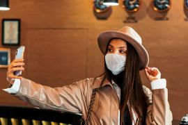 Masker disebut dapat membuat orang terlihat lebih menarik