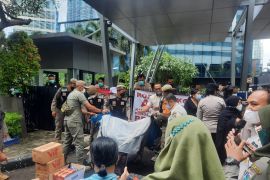 Belasan nasabah yang berdemo tiga hari di Prudential dievakuasi