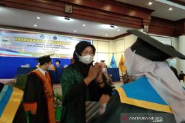 Politeknik Bina Husada Kendari wisuda 128 lulusan dengan prokes