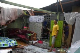 Angin Puting Beliung Rusak Rumah Warga DI Makassar Page 1 Small