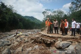 Pemkab Probolinggo bangun dua jembatan putus diterjang banjir bandang