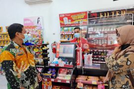 Diskoperindag Situbondo sidak pasar modern pastikan harga minyak goreng Rp14.000/liter