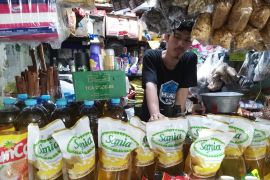 Pedagang di pasar tradisional Gresik belum bisa terapkan satu harga minyak goreng