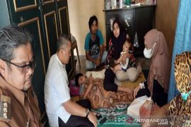 Kadis Pendidikan Madina bersama istri jenguk siswa keracunan makanan