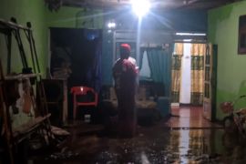 Sejumlah warga Desa Pecoro Jember mengungsi akibat banjir lumpur