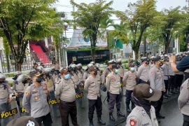 Aparat Kepolisian amankan kantor DPRD Kalsel dari pengunjukrasa