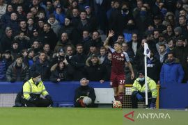 Paris Saint-Germain datangkan Lucas Digne dari Aston Villa
