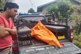 Mayat perempuan ditemukan di dalam kolam