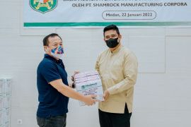 Wali kota terima bantuan 100 ribu sarung tangan untuk atasi COVID-19