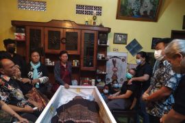 Rektor Ubaya beri santunan keluarga mahasiswa meninggal saat mendaki Gunung Penanggungan