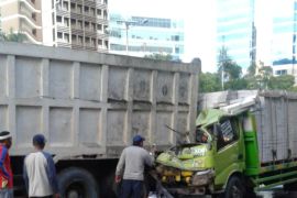 Tabrak truk sedang berhenti, sopir truk tewas di tempat