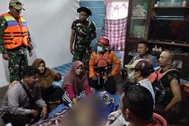 Balita tewas terseret air sungai setelah jatuh saat bermain bola