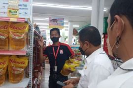 Sejumlah peritel di Kabupaten Gowa sudah menjual minyak goreng satu harga