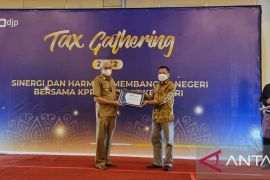 Dikbud Sultra terima penghargaan dari KPP Pratama Kendari