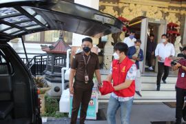 Kejari Denpasar terima pelimpahan tersangka dan BB korupsi KUR Rp3,1 miliar