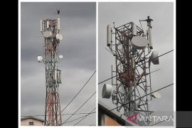 Seorang pria nekat naik tower telekomunikasi  tanpa pengaman di Muara Teweh