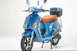 Tampilan skuter listrik Komaki Venice berdesain ala Vespa