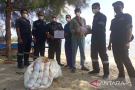 PT Timah Tbk salurkan bantuan jaring udang ke nelayan Bangka Barat