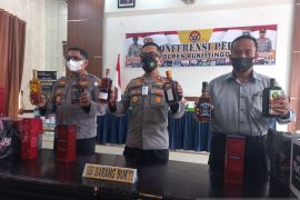 Polisi Bukittinggi amankan 2.160 botol miras bermerek terkenal dari Batam (Video)