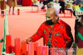 Gubernur Enembe beri penghargaan empat klaster penyelenggara PON