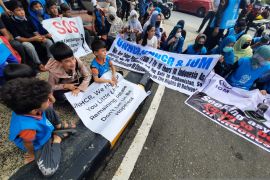 Imigran Afganistan serbu DPRD Riau tuntut kepastian dipindahkan ke negera ketiga