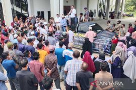 Ratusan warga datangi Kantor DPRK Aceh Timur. Ada apa?