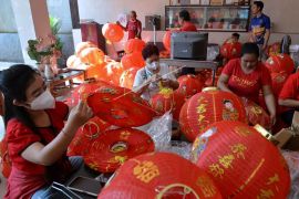 Persiapan Imlek di Kuta