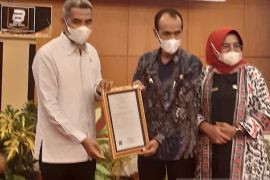 Pemkab Solok Selatan terima sertifikat kekayaan intelektual "Saluang Panjang"