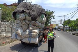 Polres Badung sanksi puluhan truk "overload"