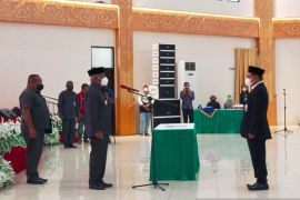 Gubernur Dominggus Mandacan kukuhkan Kepala Perwakilan BPKP Papua Barat