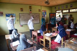 Bupati belikan seragam siswa kelas VI SDN Tabunganen Kecil