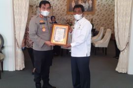Kapolres serahkan piagam penghargaan dari Kakorlantas kepada Wali Kota Binjai