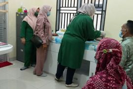 Rivaldy, Bocah penderita lumpuh layu warga Galang menjalani terapi