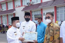 Pemkab Sambas beri penghargaan penggagas Jembatan Sungai Sambas Besar