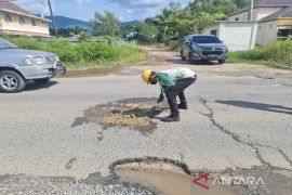 PT SDO tambal jalan berlubang