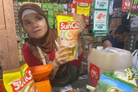 Pedagang pasar tradisional Palembang mulai jual minyak goreng Rp14.000 per liter
