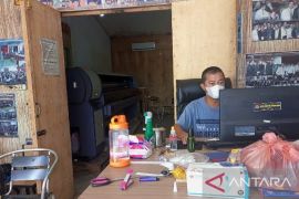 Usaha Digital Printing Hendi Kembali Bangkit Setelah Terima Bantuan Permodalan