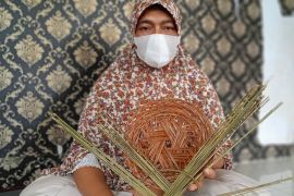 Bersama Mekaar, Zulbaini mengubah limbah menjadi rupiah