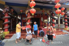 Pembagian sembako jelang Imlek