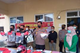 Sandal dan helm jadi petunjuk penangkapan pelaku perampokan BRI Link Lampung Timur