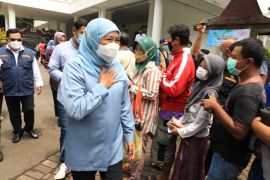 East Java Governor reviews cooking oil price policy implementation