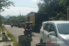 Sopir truk protes tingginya pajak angkutan galian C  Pemkab HST