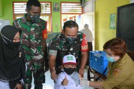 Siswa MI Kalibeber ikut vaksinasi digelar Kodim Wonosobo